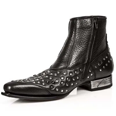 Botin hombre negro piel con tachuelas
