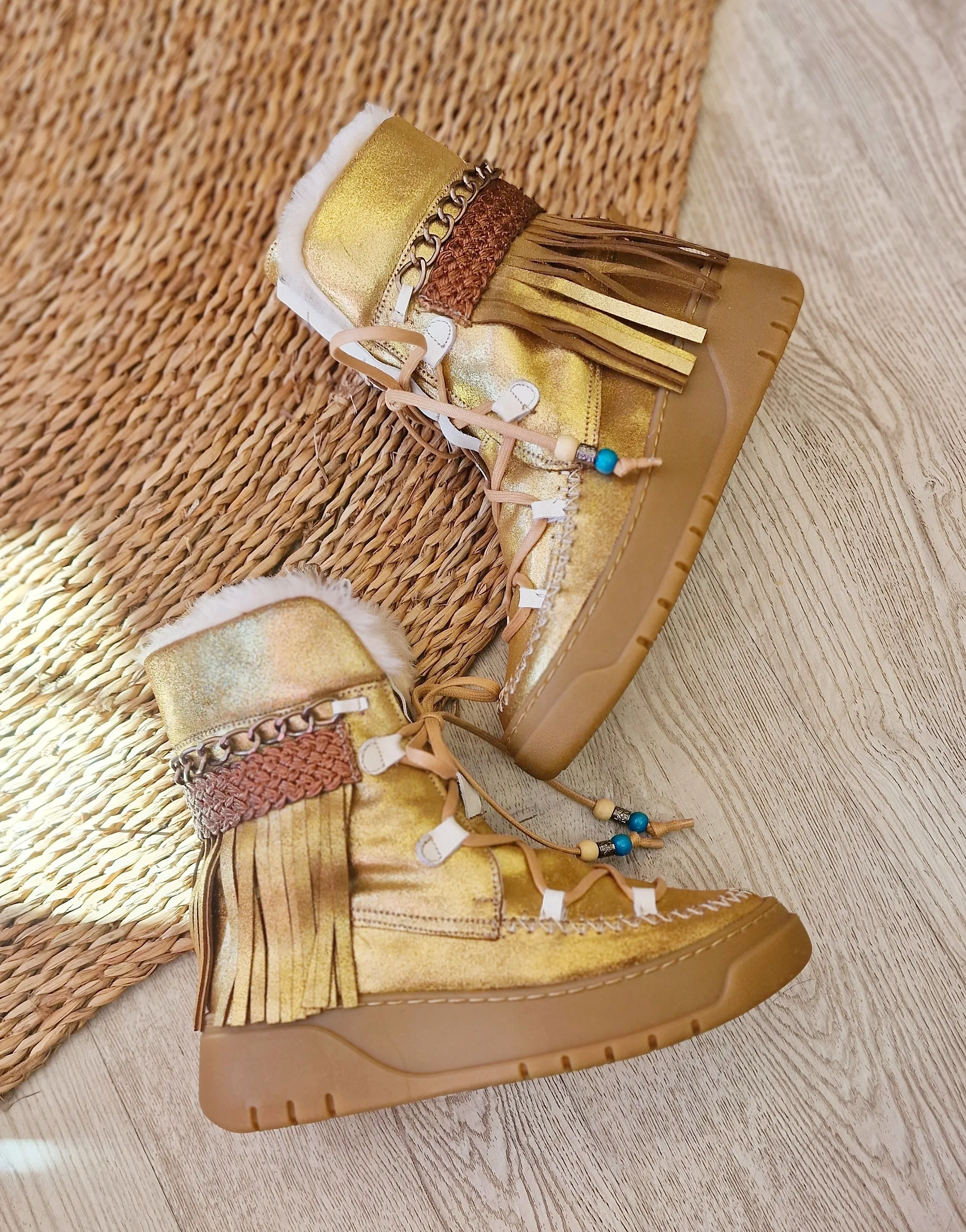 Botines dorados piel con pelito