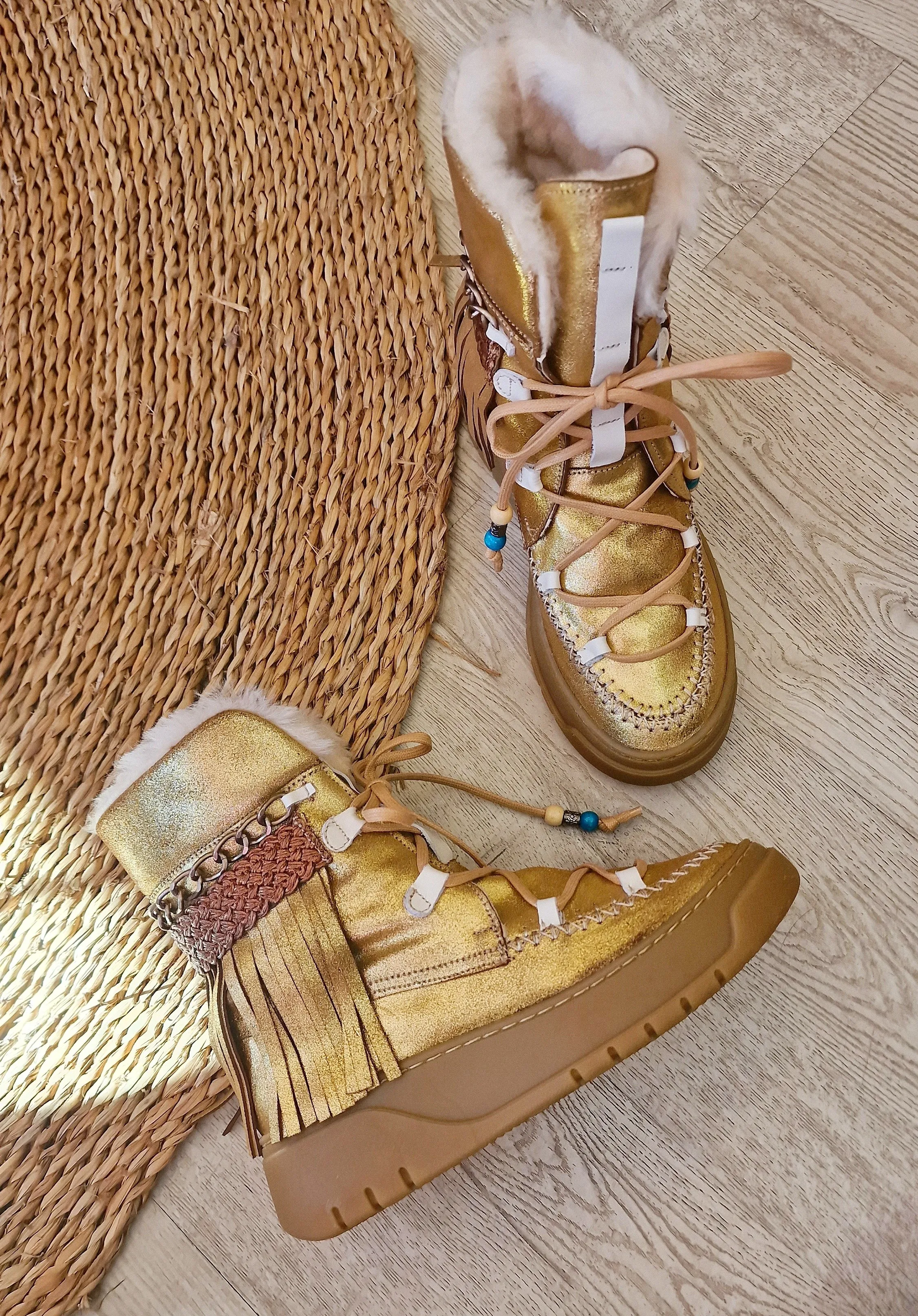 Botines dorados piel con pelito