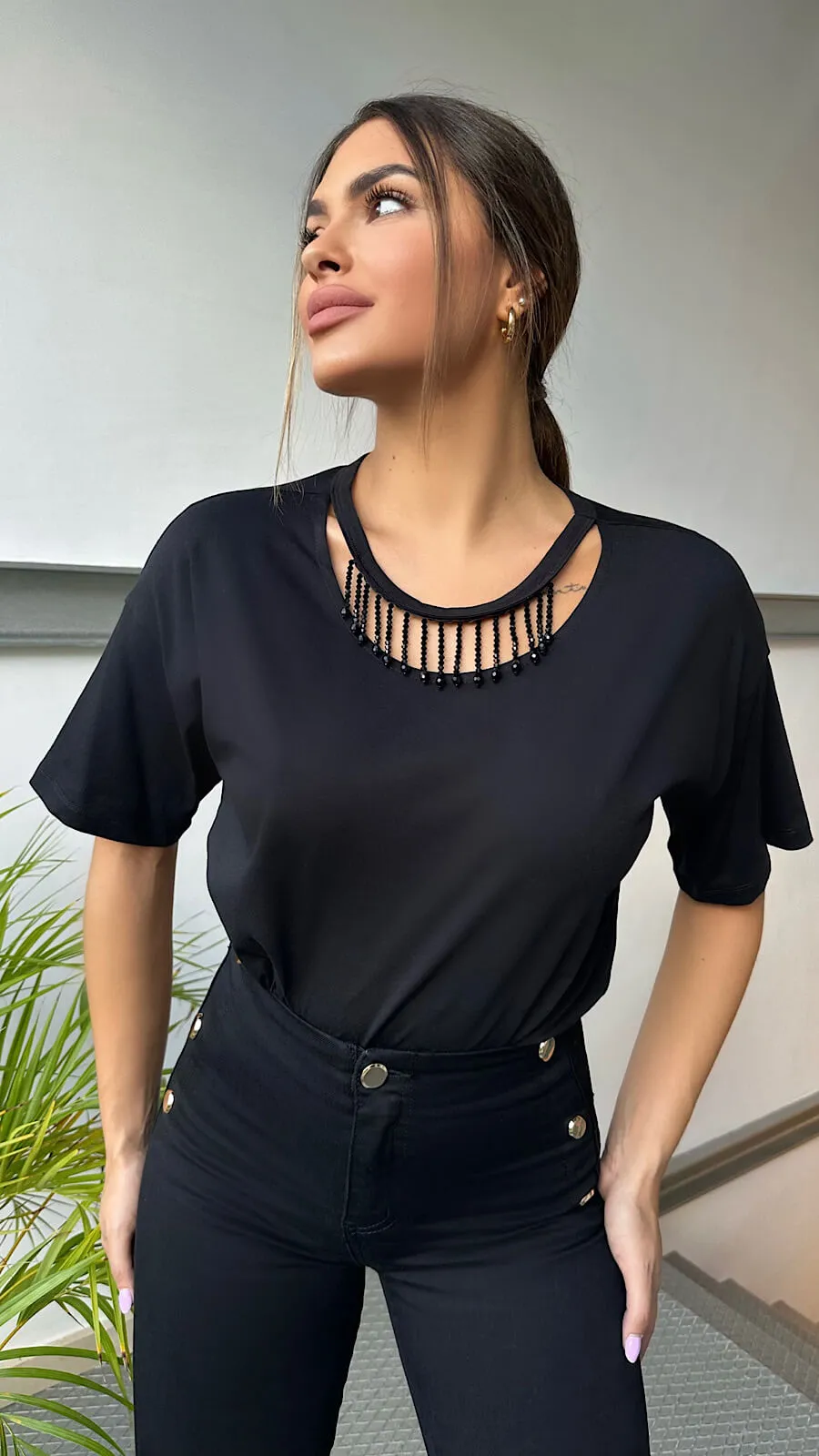Camiseta Cuello Joya Negra