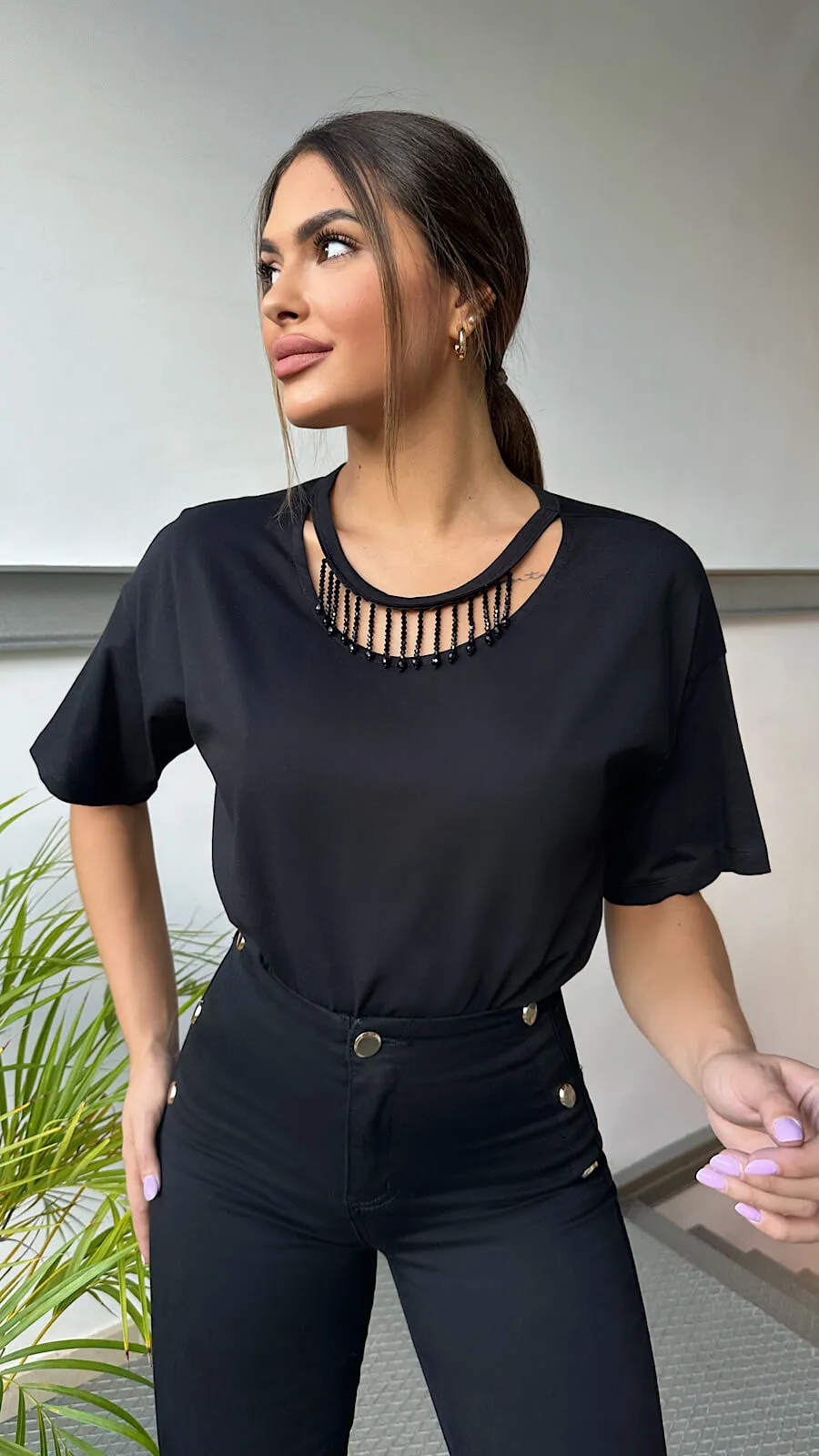 Camiseta Cuello Joya Negra