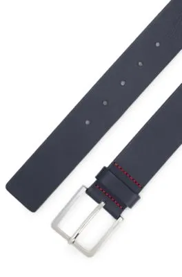 Cinturón de piel grabada y con grano, con herrajes de metal cepillado