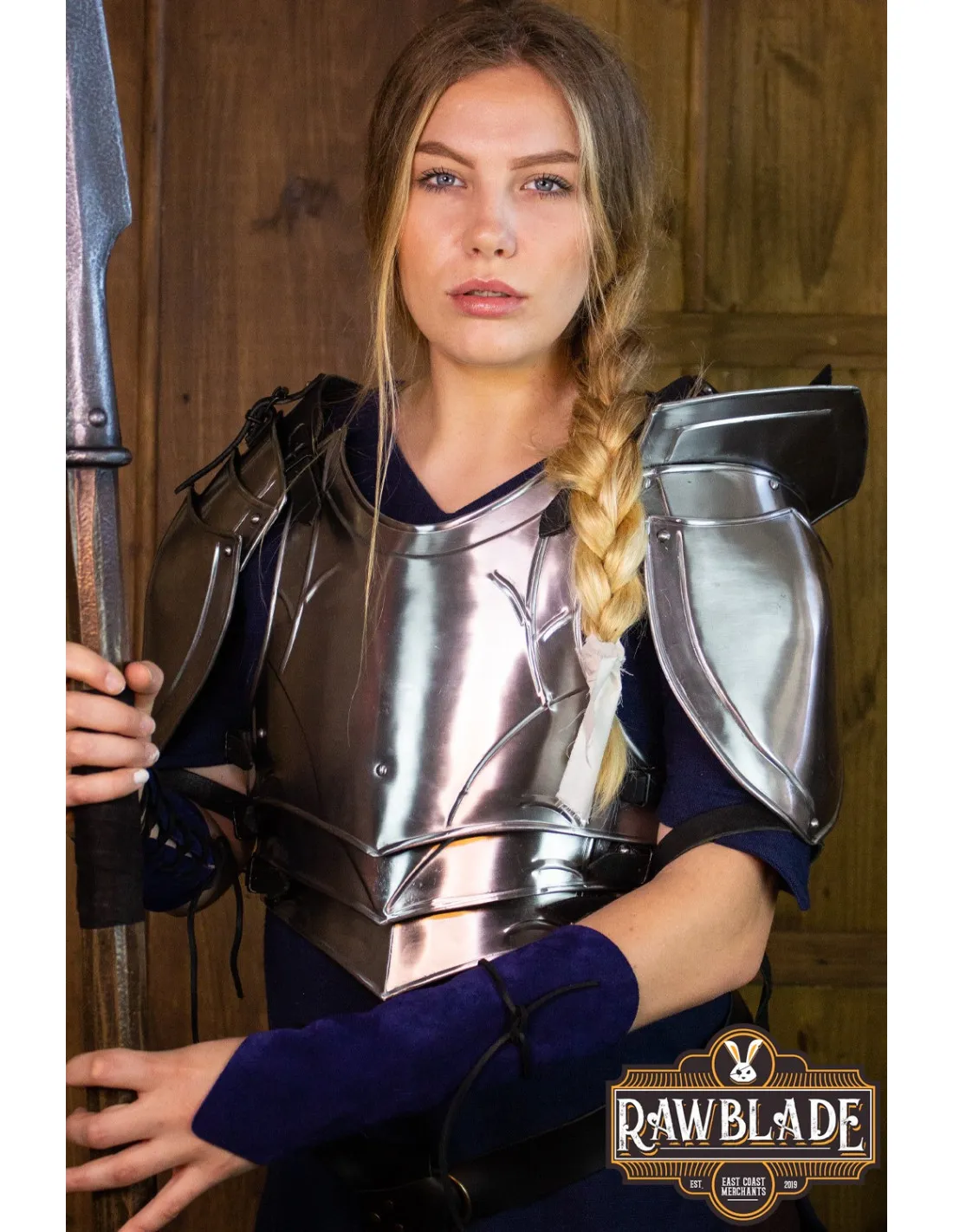 Coraza medieval con hombreras para mujeres