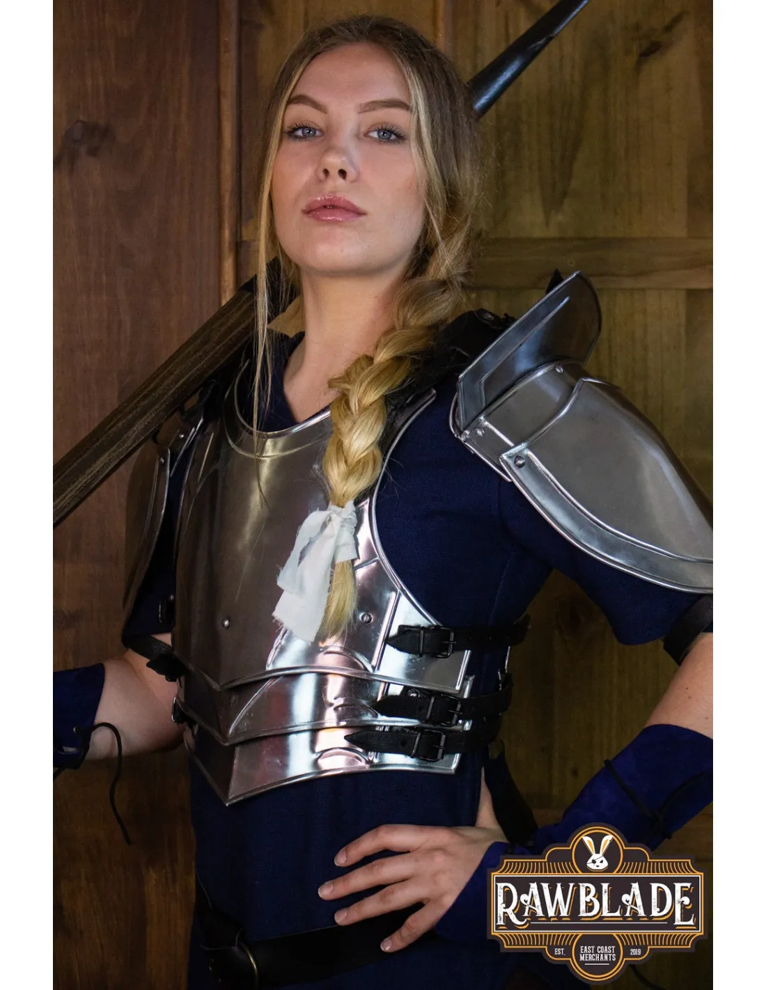 Coraza medieval con hombreras para mujeres