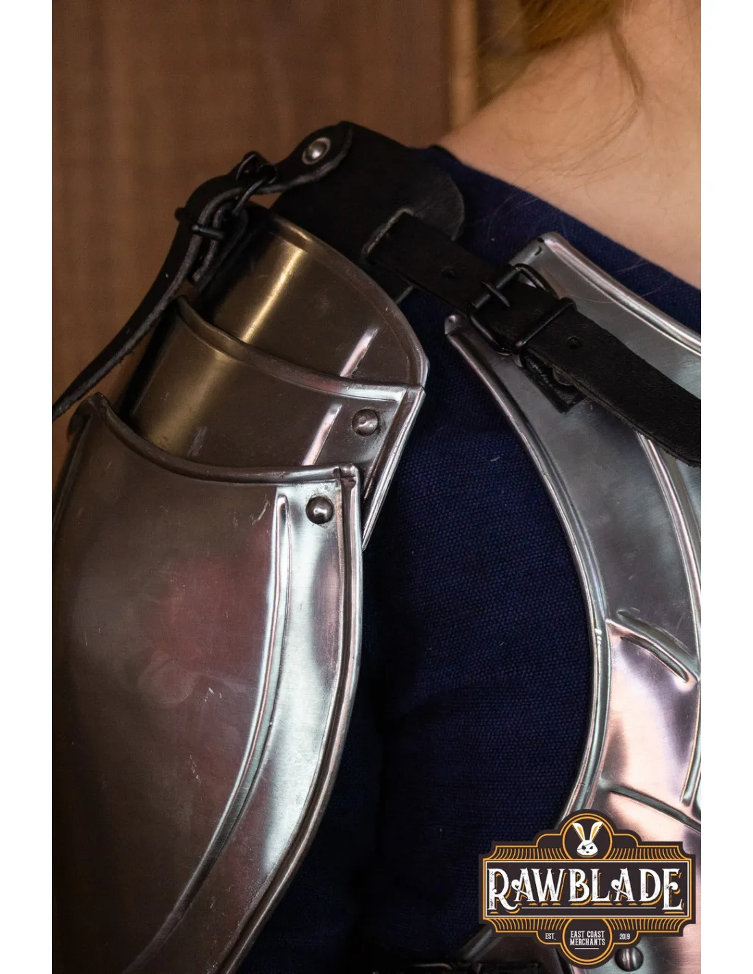 Coraza medieval con hombreras para mujeres