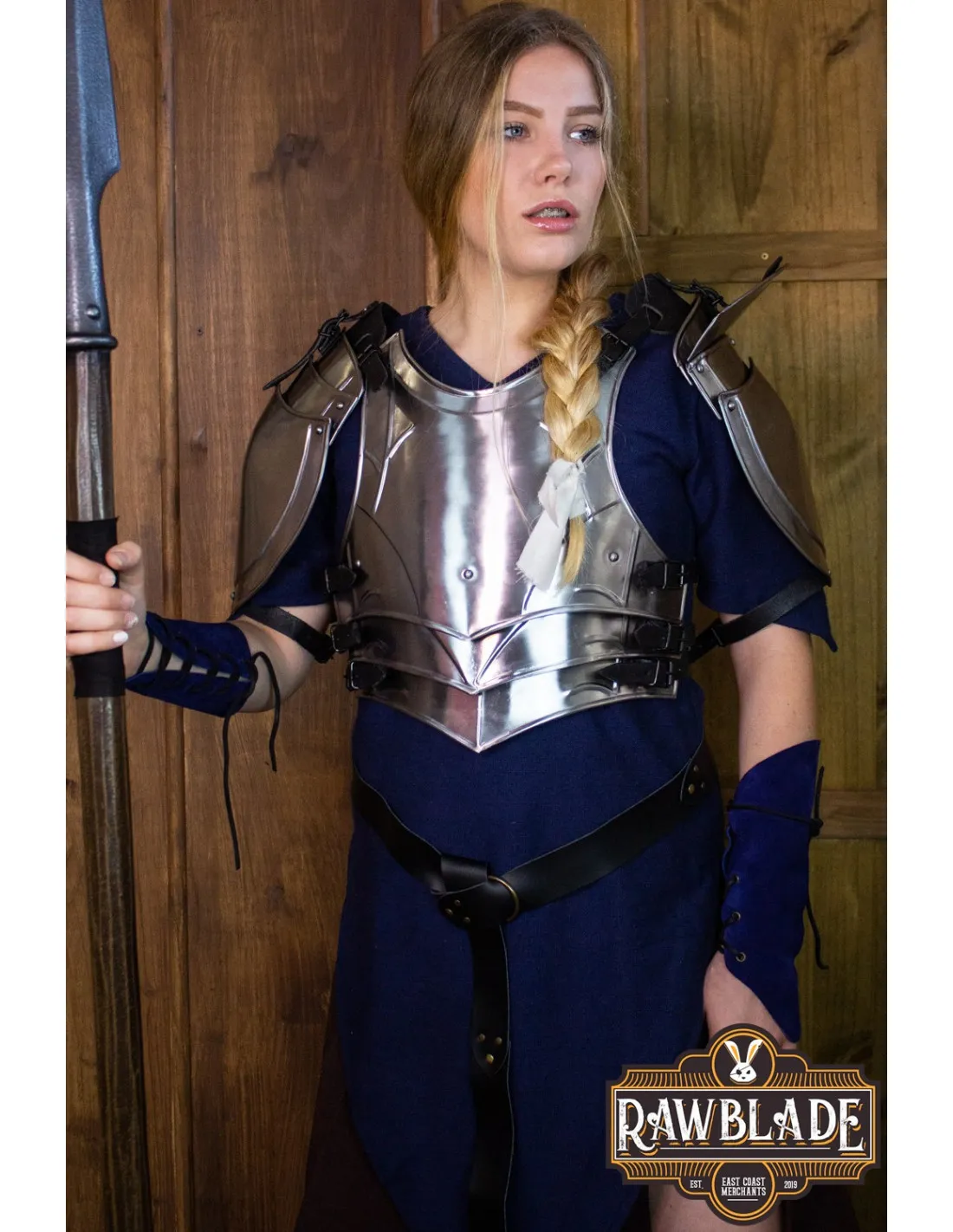 Coraza medieval con hombreras para mujeres