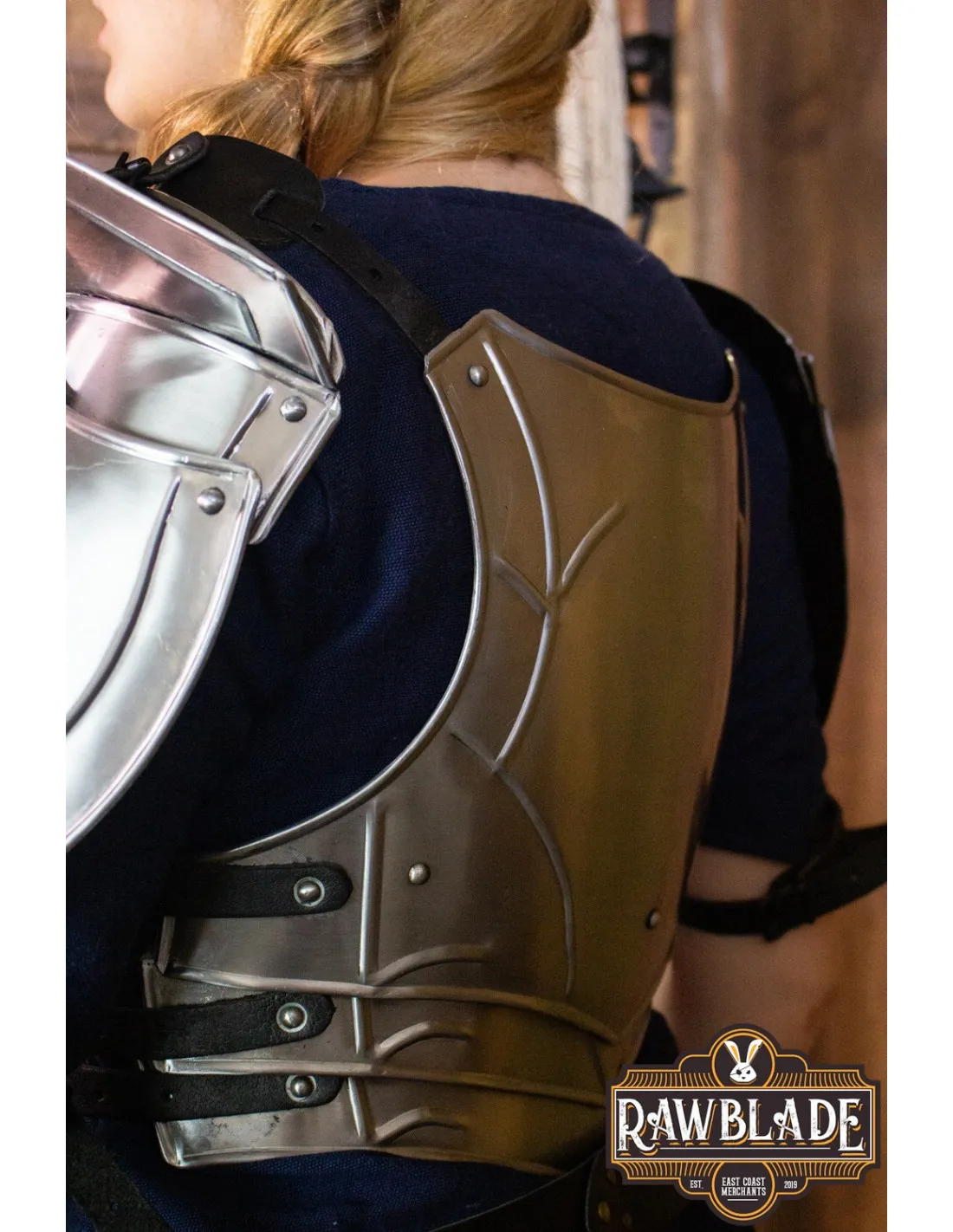 Coraza medieval con hombreras para mujeres