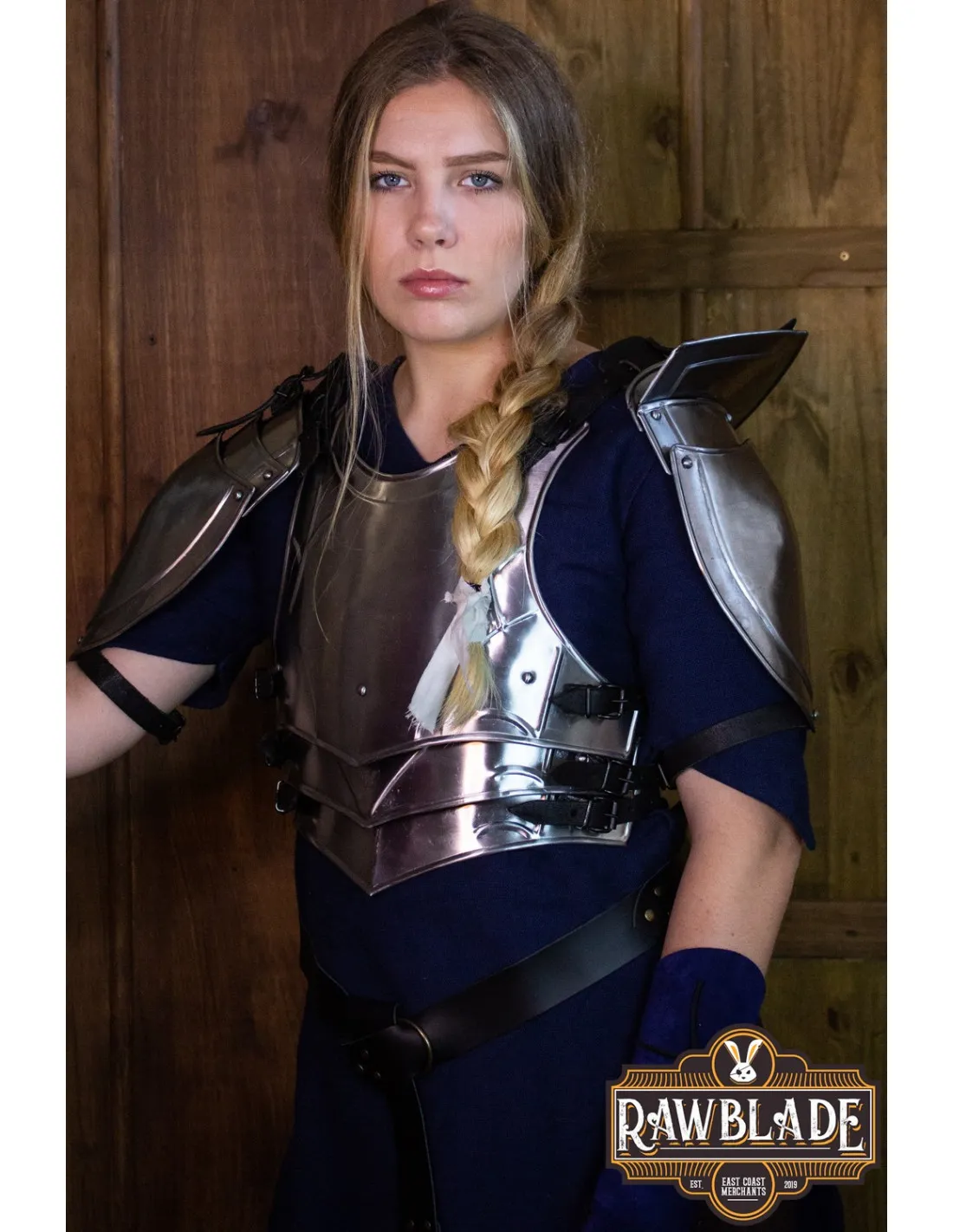 Coraza medieval con hombreras para mujeres