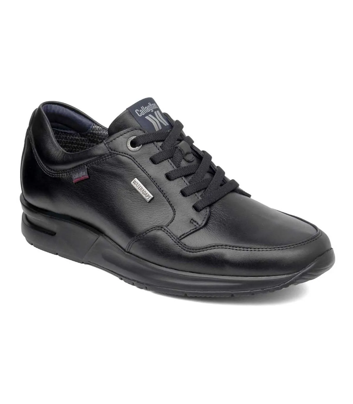 Deportivo de piel negra con cordones
