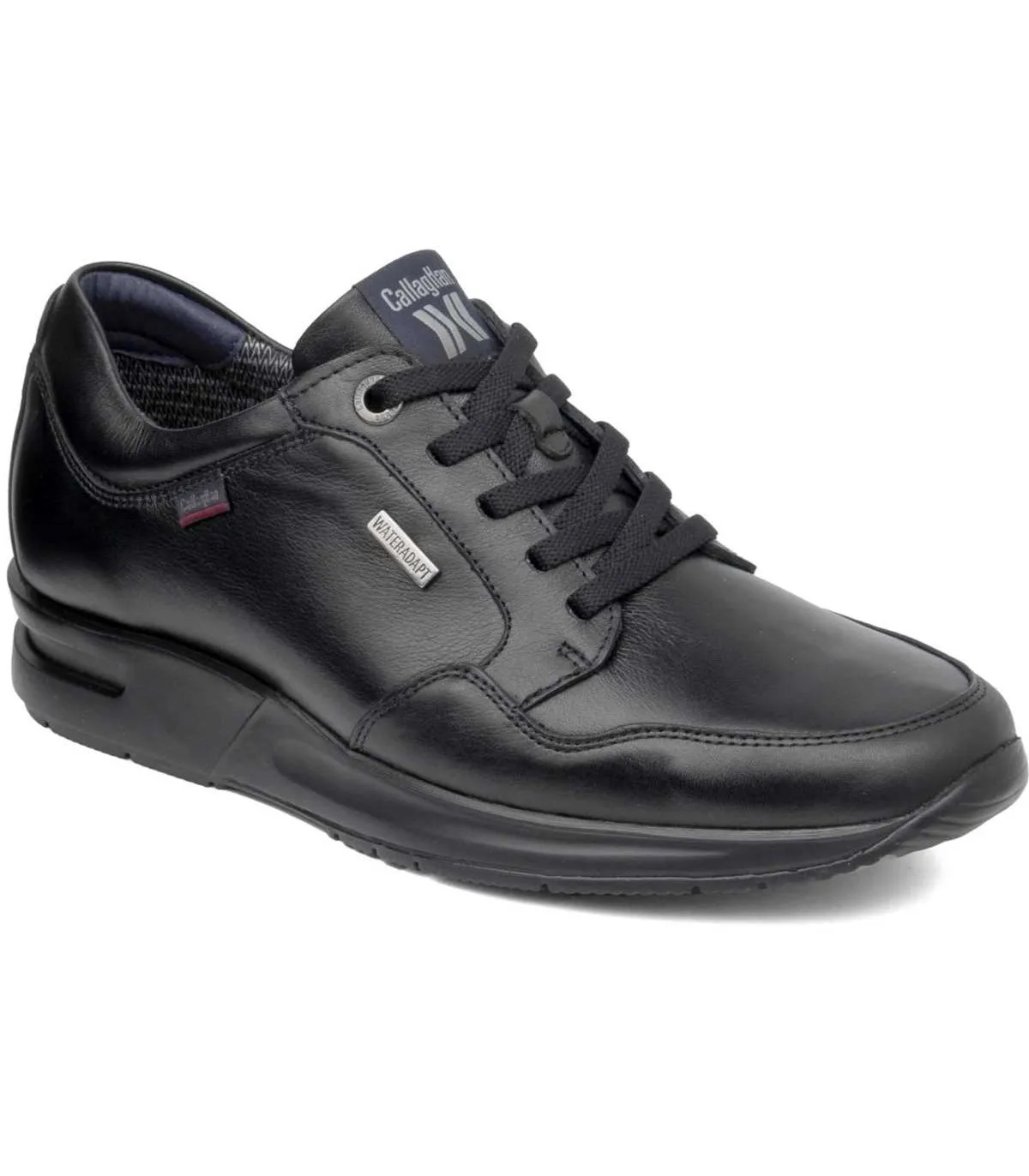 Deportivo de piel negra con cordones