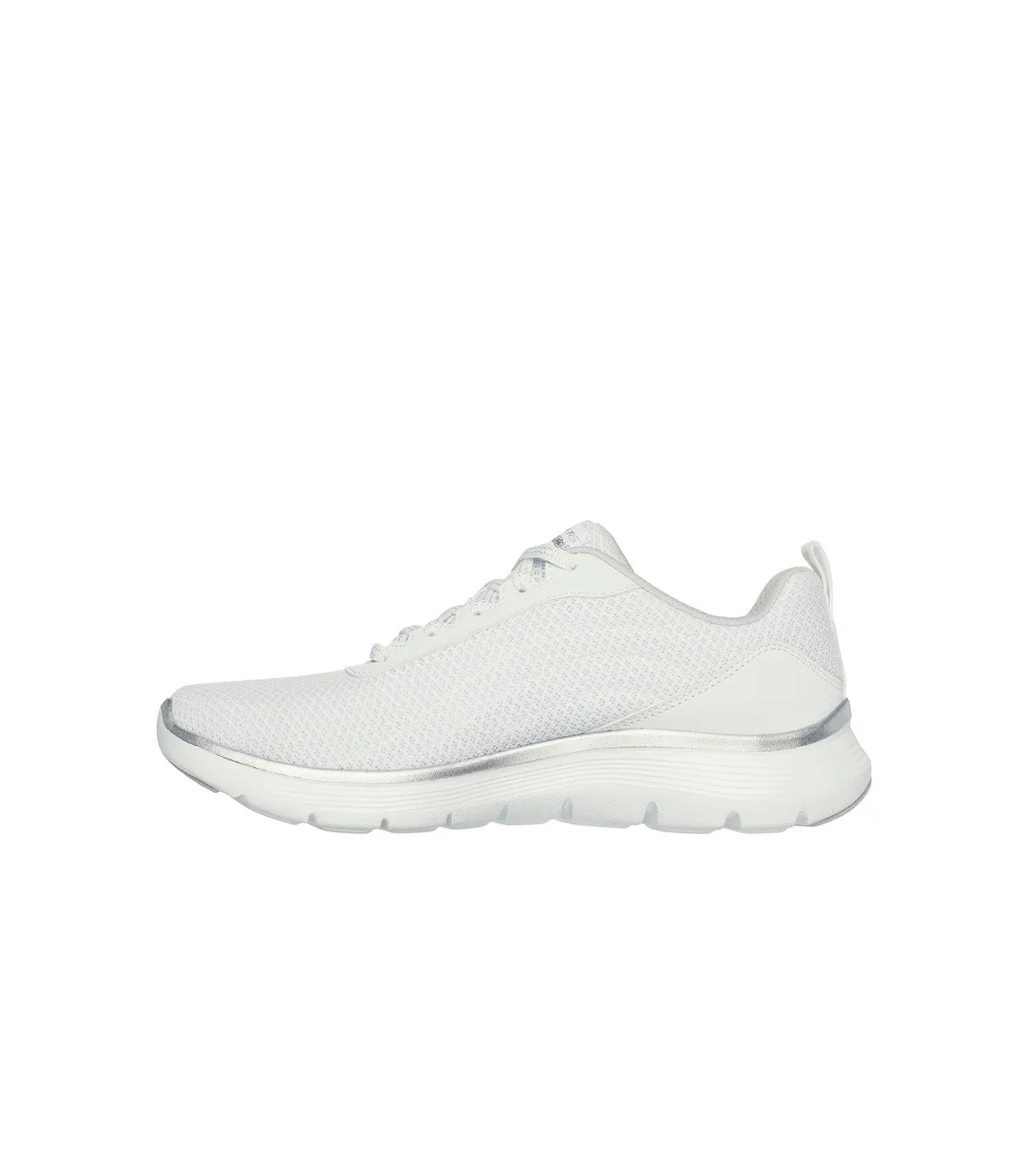 Deportivos blancos, ideales para caminar