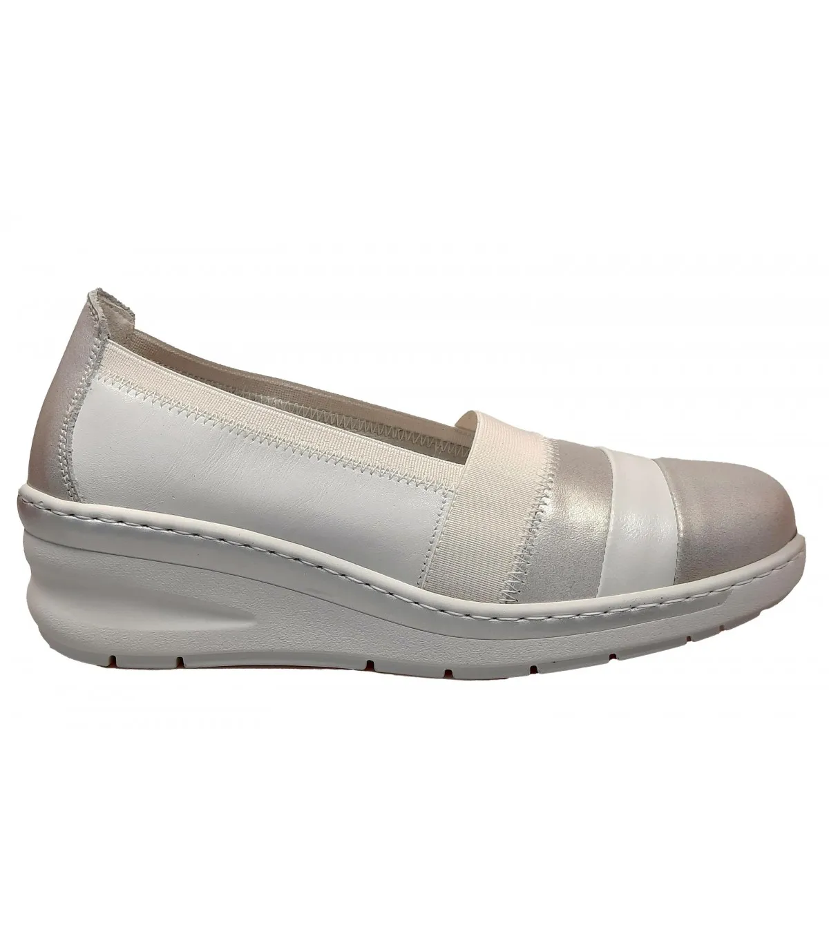 Mocasín combinado con la puntera en color plata