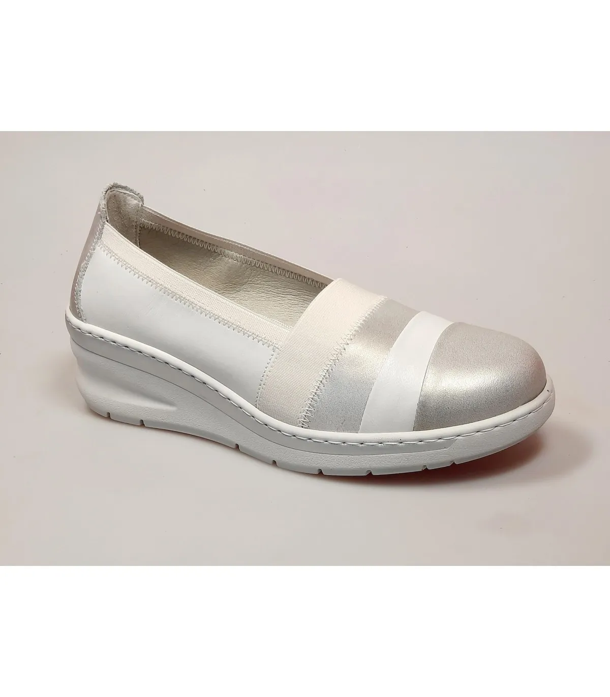 Mocasín combinado con la puntera en color plata