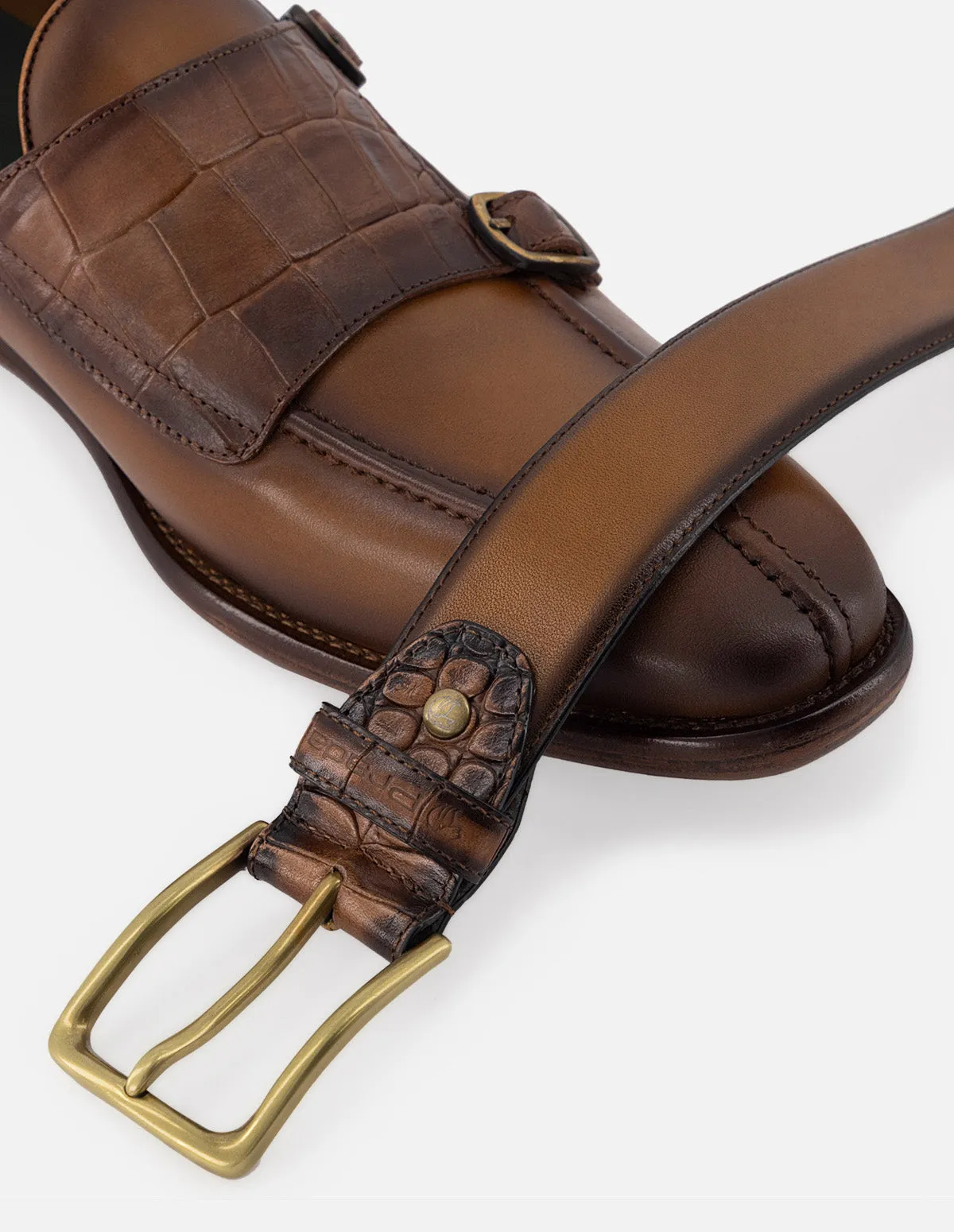 Monk en piel color cuero con hebillas y sombreados en aerografo para hombre