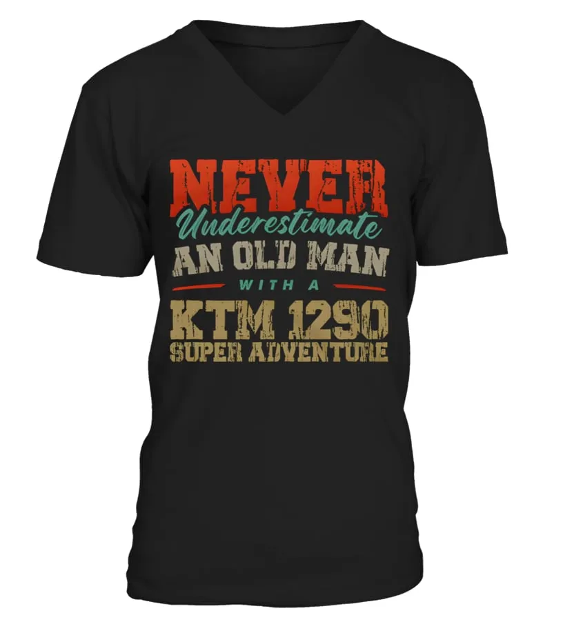 NEVER UNDERESTIMATE AN OLD MAN WITH A KTM 1290 SUPER ADVENTURE BK 004 Camiseta cuello en V Unisex