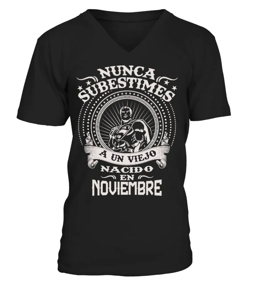 Nunca subestimes a un viejo nacido en Noviembre Camiseta cuello en V Unisex