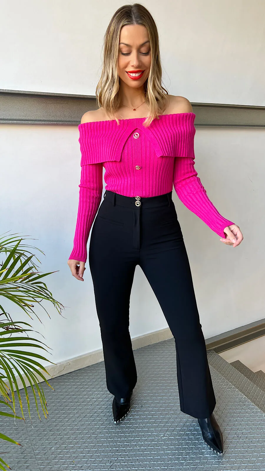 Pantalón Negro Ligeramente Acampanado