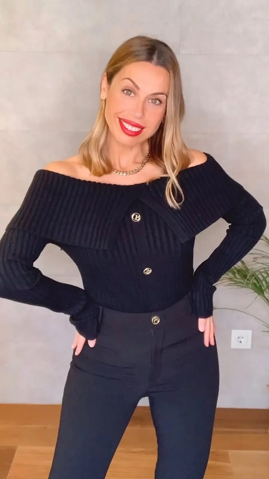 Pantalón Negro Ligeramente Acampanado