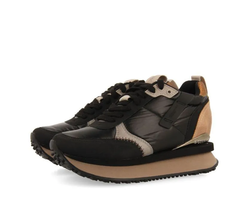 Sneakers Gioseppo negras acolchadas con detalles y cuña interna Anif