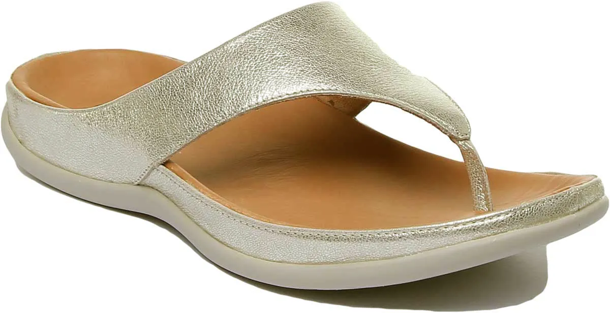 Strive Maui Sandalia de piel para mujer en oro metálico