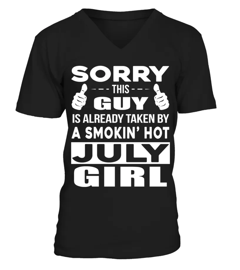 THIS GUY IS ALREADY TAKEN BY A SMOKIN' HOT JULY GIRL Camiseta cuello en V Unisex