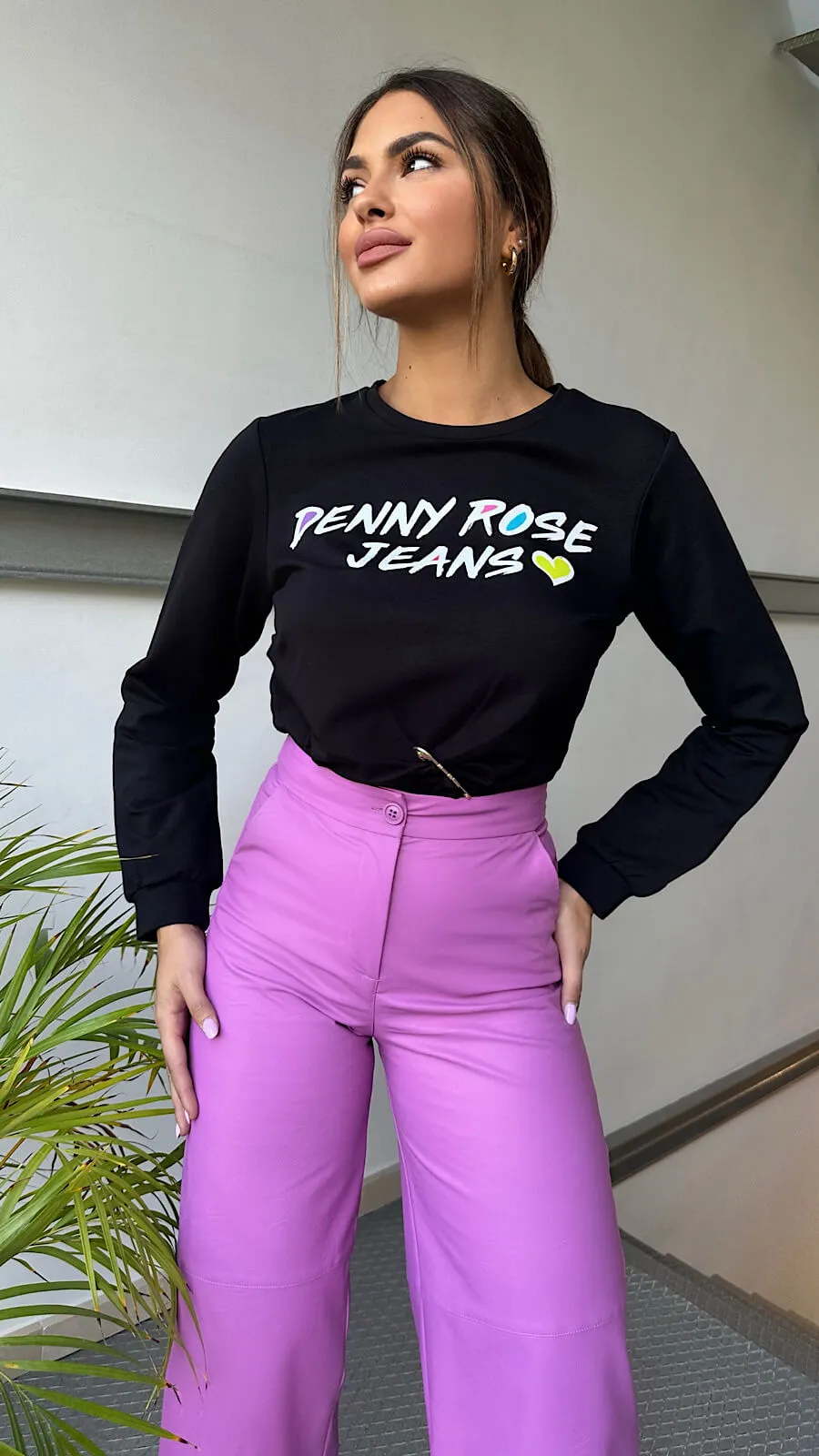 Top Negro Detalle Alfiler