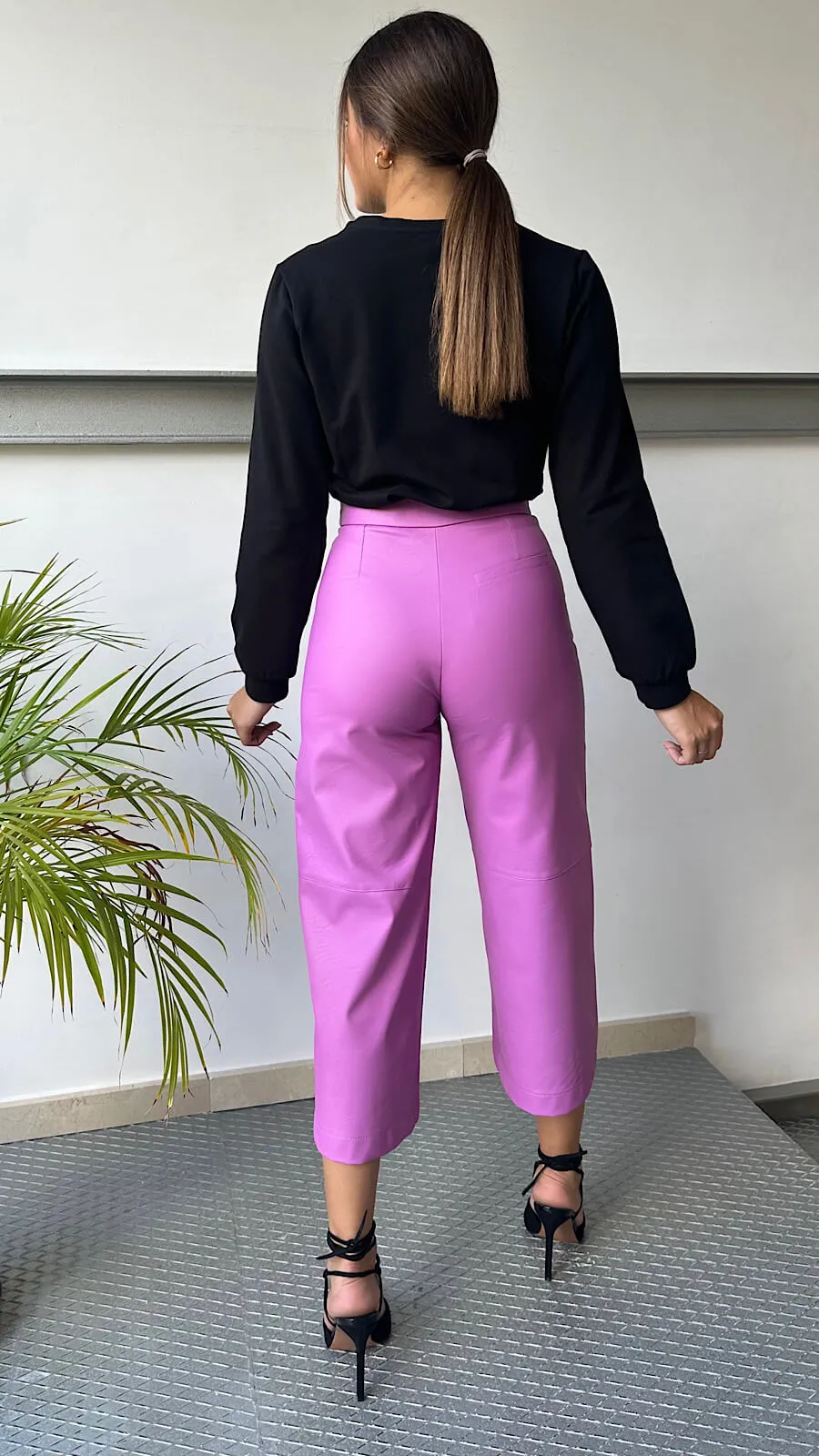 Top Negro Detalle Alfiler