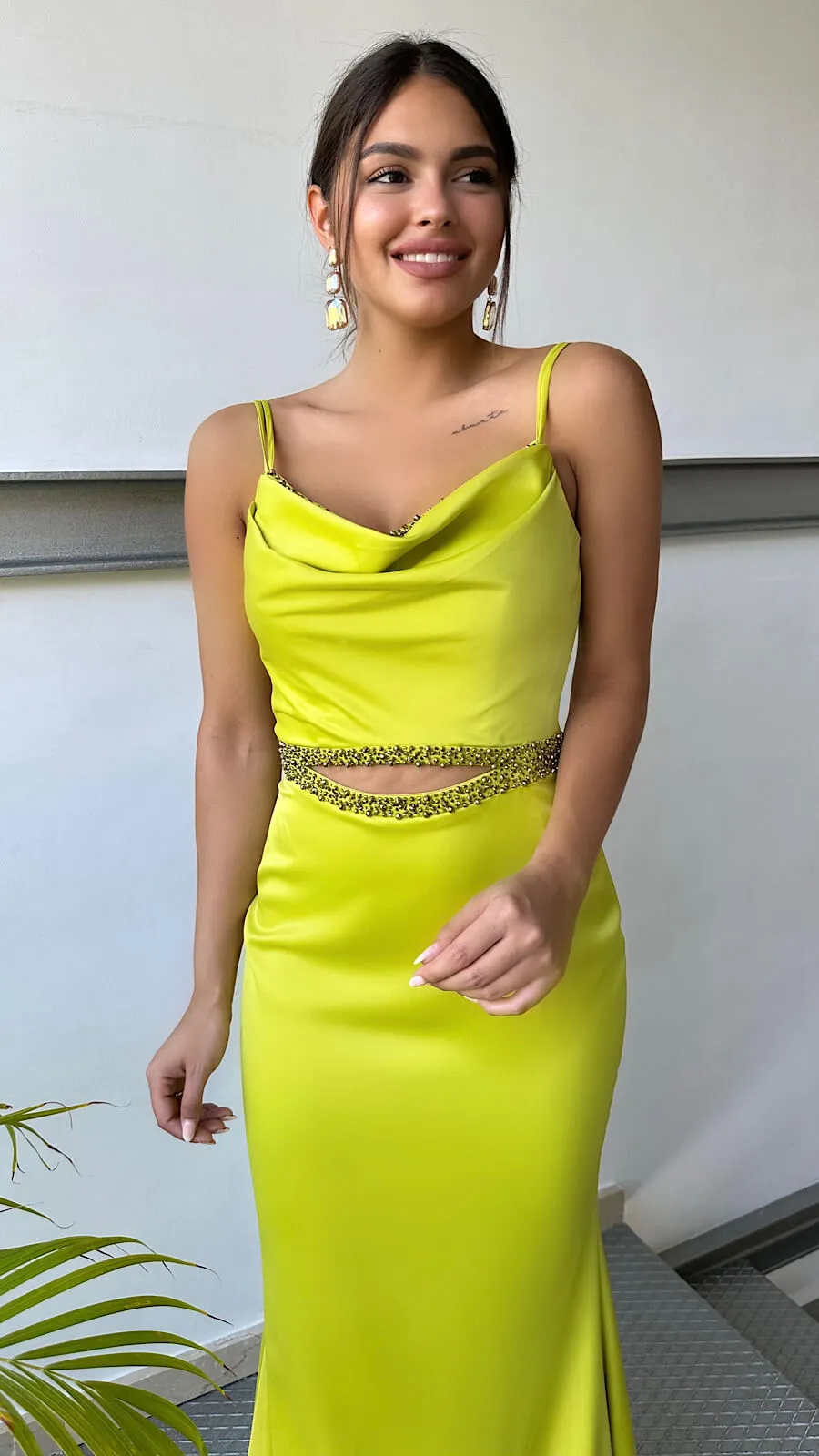 Vestido Ocre Escote Cascada Joya + Fular