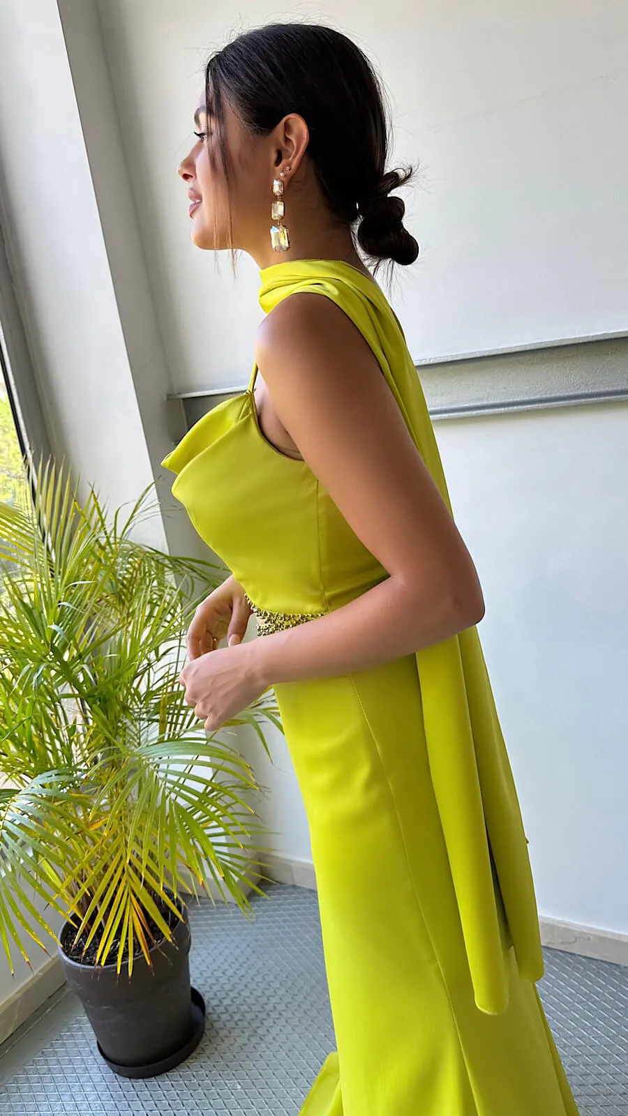 Vestido Ocre Escote Cascada Joya + Fular