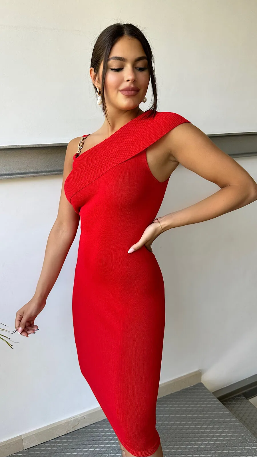 Vestido Rojo Escote Asimétrico