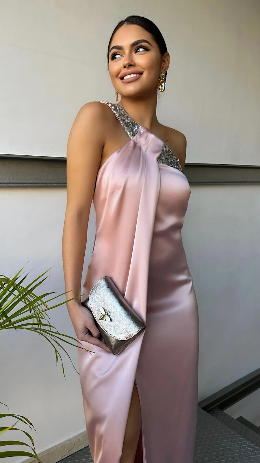 Vestido Rosa Asimétrico Escote Paillette