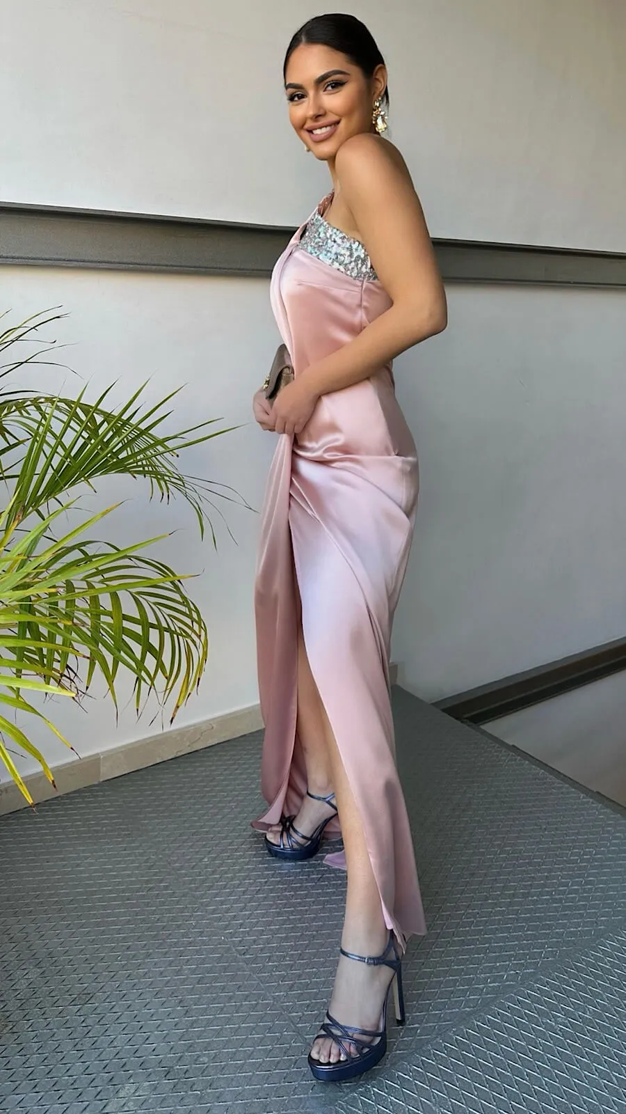 Vestido Rosa Asimétrico Escote Paillette