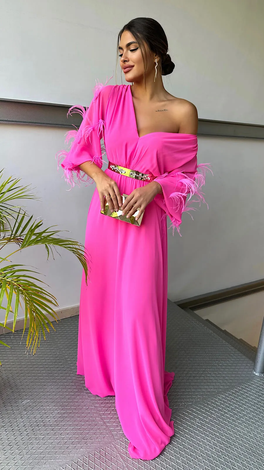 Vestido Rosa Manga Plumas