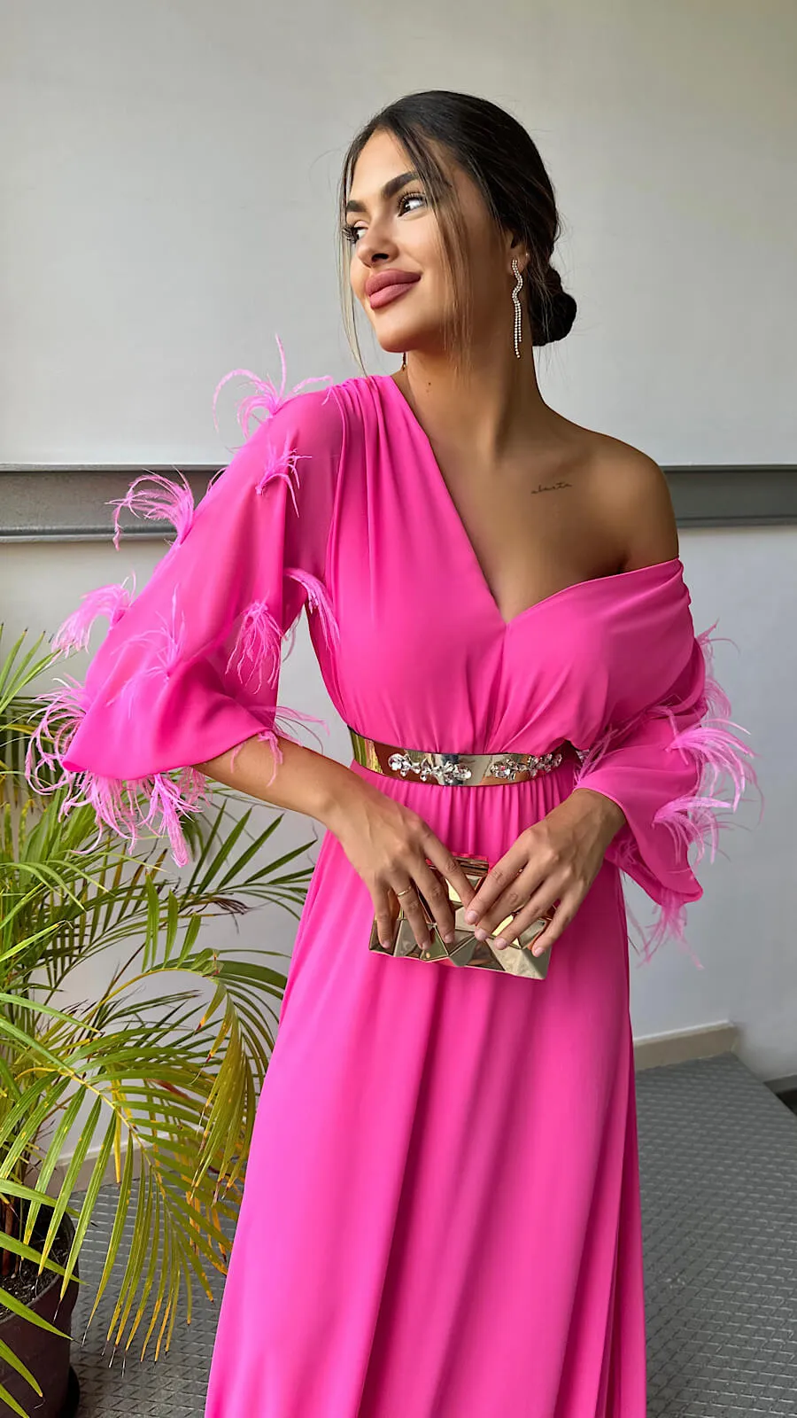 Vestido Rosa Manga Plumas