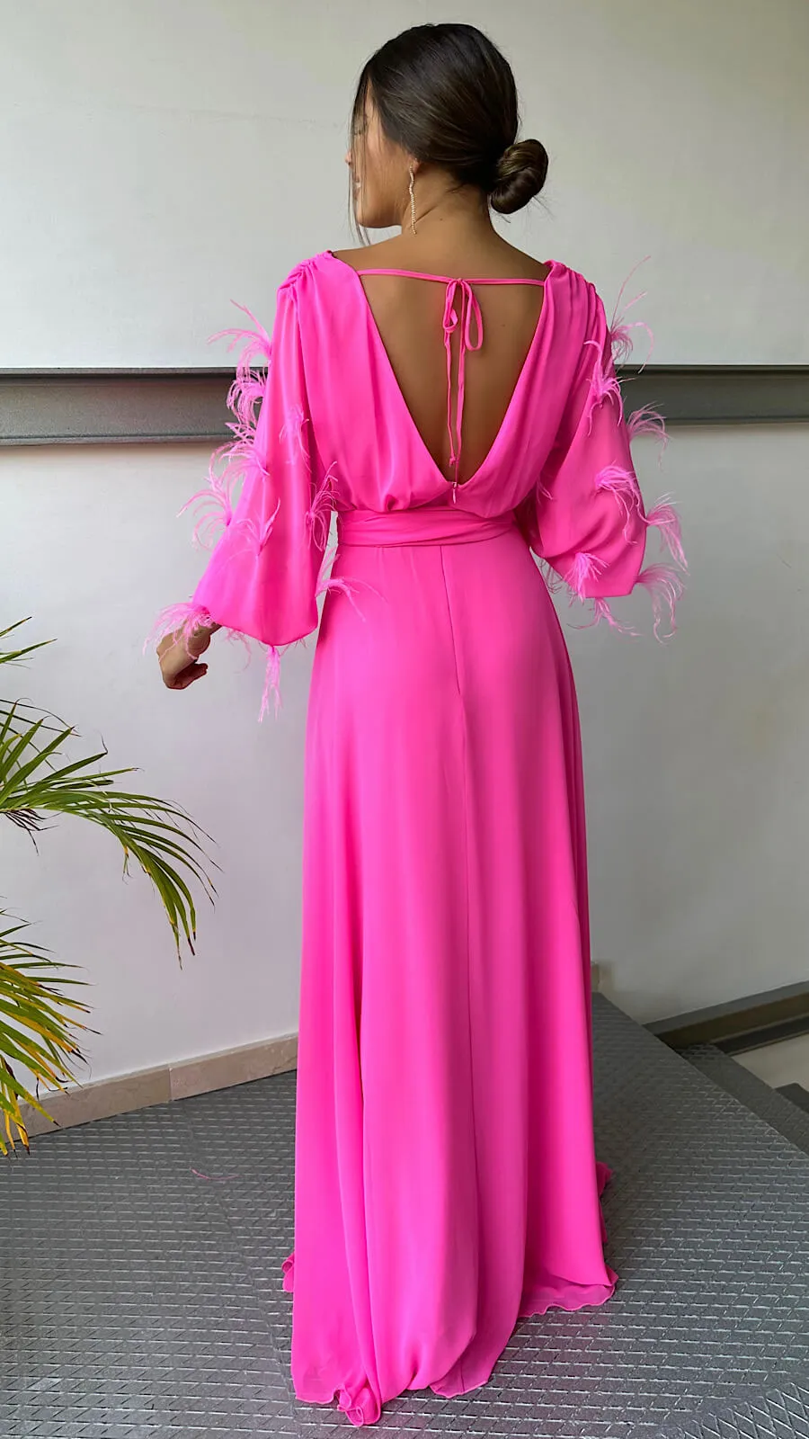 Vestido Rosa Manga Plumas