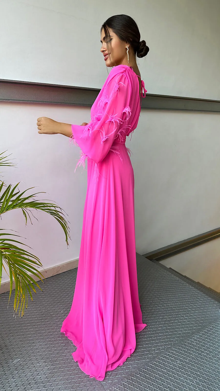 Vestido Rosa Manga Plumas