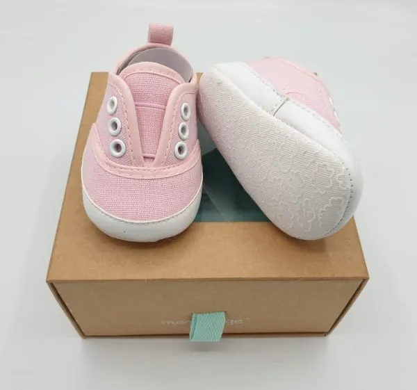 Zapatitos de bebé rosa. Monnuage.